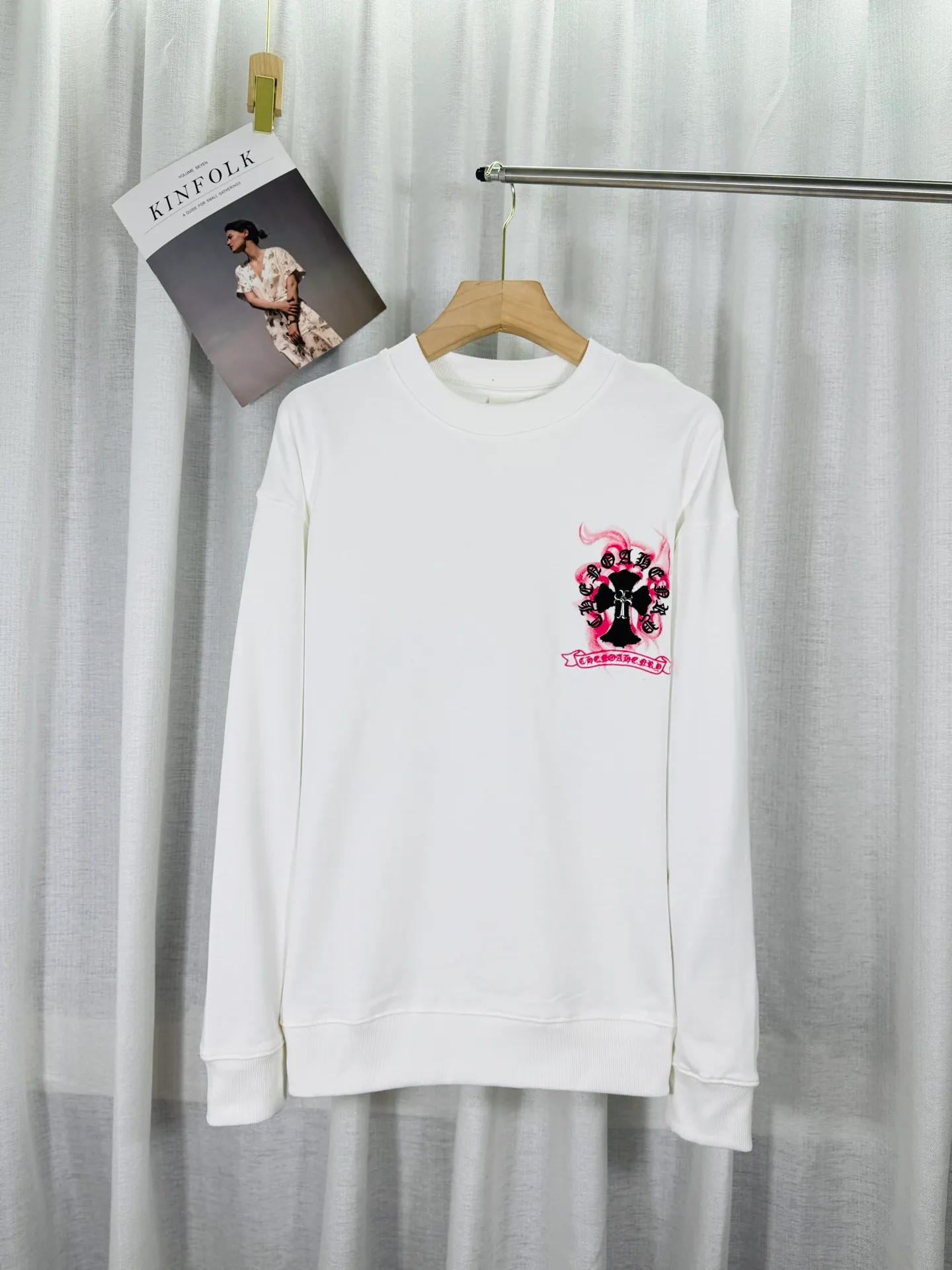 P240 top version, real shot without P, ​​different from market currency) 𝗖𝗵𝗿𝗼𝗺𝗲 𝗛𝗲𝗮𝗿𝘁𝘀/Croxin 2025 3D three-dimensional autumn and winter new original single counter American laser color printed patch embroidered couple casual sweatshirt 👑The highest version! Customized fabric 430g tripe terry fabric!  The best-selling model in the counter, very comfortable to wear. Accessories: original molded and authenticated collar label➕100% silk wash label. Genuine purchase-grade original hangtag➕matching hanging rope➕3D hanging beads➕original packaging bag. Craftsmanship: The original version has consistent wiring! The highest version of the armhole matching technique! Color: White Black Size: S M L XL Style No.: 9304